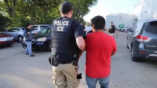 Baja matrícula del LAUSD. Madre indocumentada lidia con decisión de sacar a su hija de la escuela tras deportación de su esposo