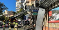 La caída de varias ramas de un eucalipto por el viento daña la fachada de un edificio de El Palo de Málaga
