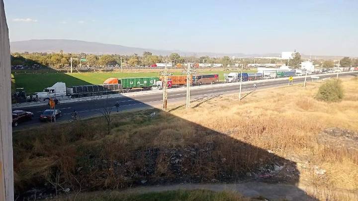 Bloquean campesinos carretera libre y de cuota en Apaseo el Grande