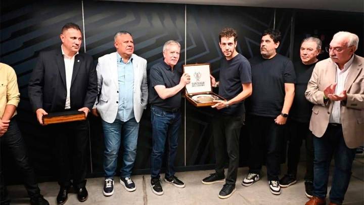 Elías Suárez participó del intercambio de presentes institucionales en la final de la Liga Profesional en el Estadio Único