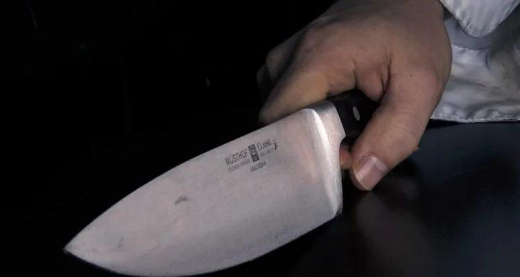 Un menor de edad atacó con un cuchillo de carnicero a un oficial de policía