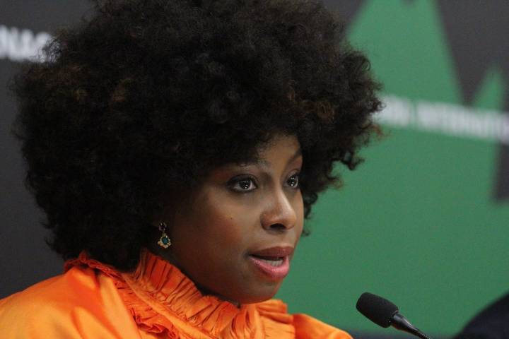 Chimamanda Ngozi lanzó en la FIL un mensaje sobre la identidad y el amor