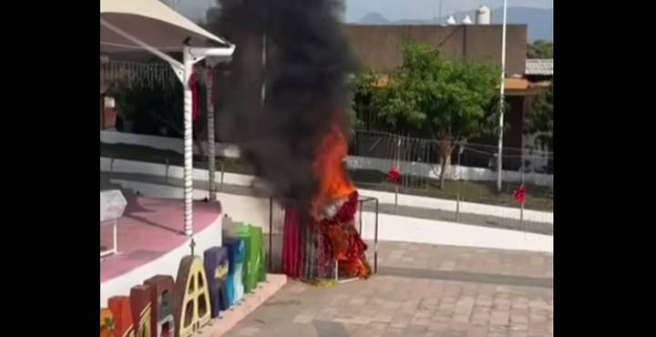 Lombardía: quema de cuetes provoca incendio en árbol navideño