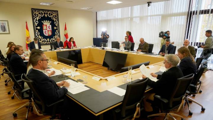 PSOE y VOX se alían para que Mañueco comparezca por la trama eólica en las Cortes