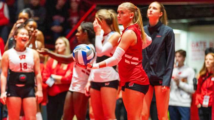 Kristen Simon sets tone as Wisconsin sweeps Eastern…