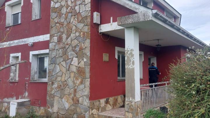 Aparecen dos hermanos muertos en su casa en Ribadeo