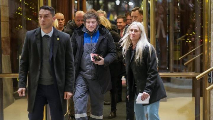 Javier Milei llegó a Oslo para la ceremonia de los Premios Nobel vestido con el overol de YPF