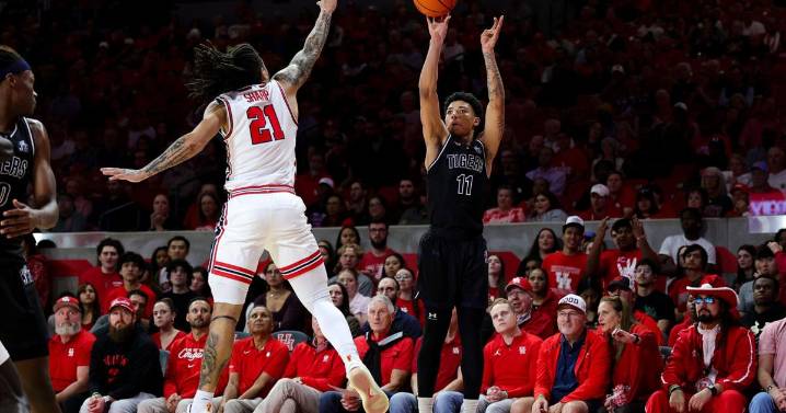 Emanuel Sharp scores 23, No. 7 Houston beats Jackson State 80