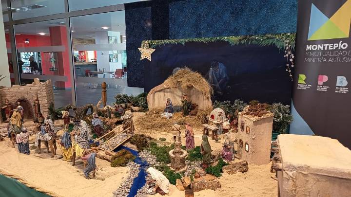 El Montepío arma el belén: La residencia de mayores de Felechosa inaugura un portal cedido por el colegio Liceo Mierense