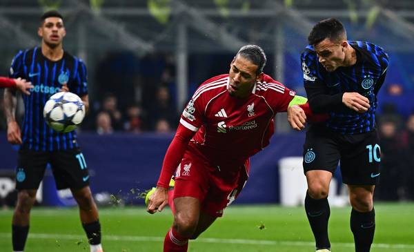 Con un polémico penal en el cierre, el Inter de Lautaro cayó ante el Liverpool de Mac Allister