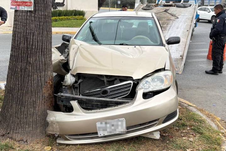 Pierde el control septuagenario y se estrella contra un árbol, al norte de Saltillo