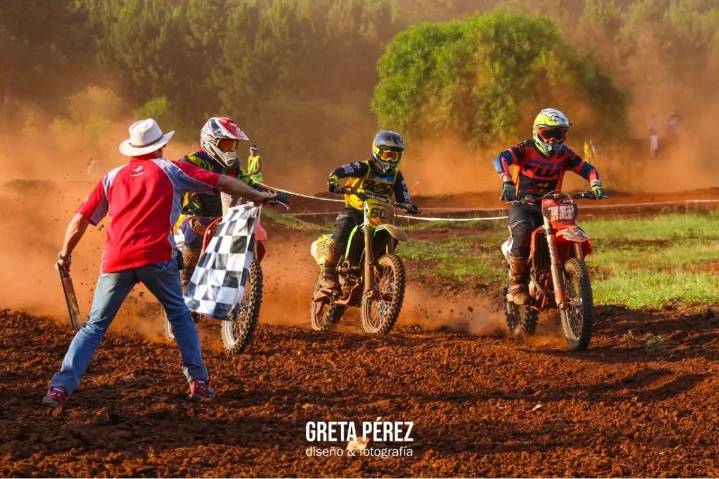 Concepción de la Sierra recibe a las leyendas y los mejores pilotos del NEA del Motocross