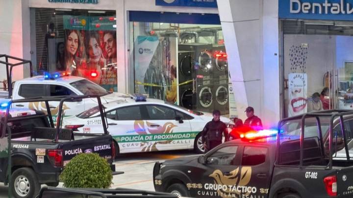 Mueren dos personas y una resulta herida por balacera en plaza comercial