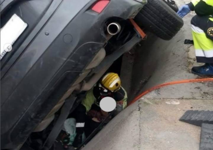 Rescatan a una conductora cuyo coche volcó y la atrapó por el tórax en un pueblo de Toledo