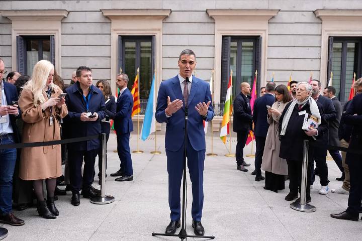 Sánchez arremete contra los "herederos de la dictadura" y Feijóo le acusa de "atacar" la Constitución