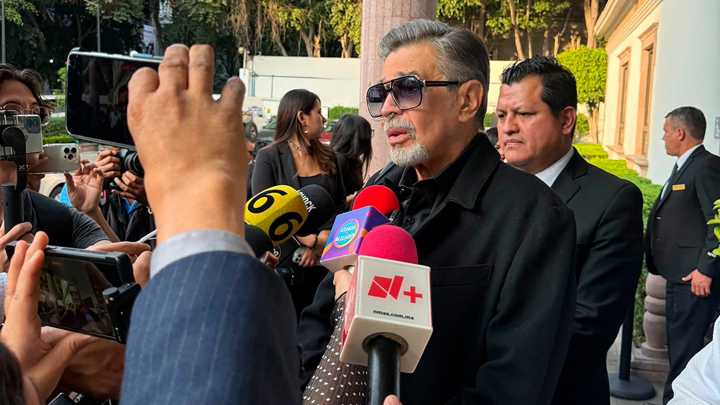 Jorge Ortiz de Pinedo Llega a Funeral de Eduardo Manzano, Productor lo Despide Entre Lágrimas