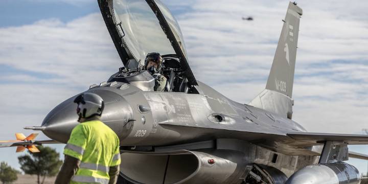 Arrancó la travesía de los F-16 que compró el Gobierno: los detalles del itinerario de los aviones caza