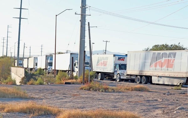 Prefieren transportistas mandar cargas por Nogales para evitar filas