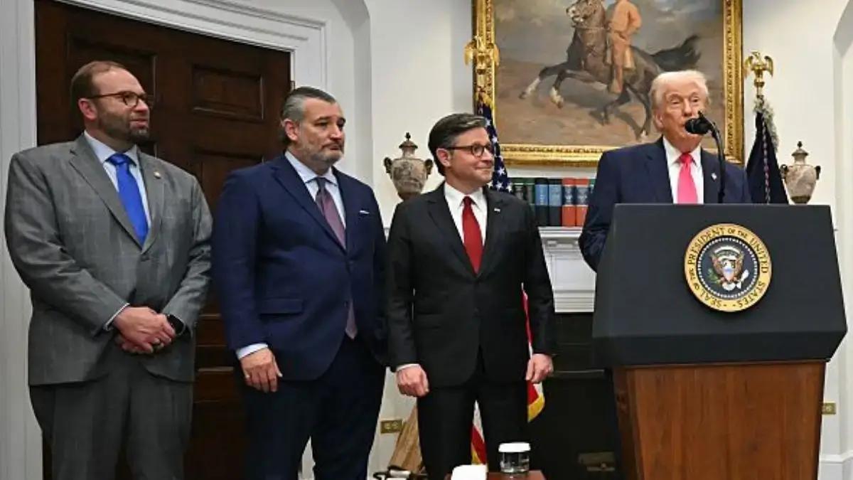 'Who is That???': Trump’s White House Event Explodes Online After Mystery Woman Behind Him Appears to Drift In and Out