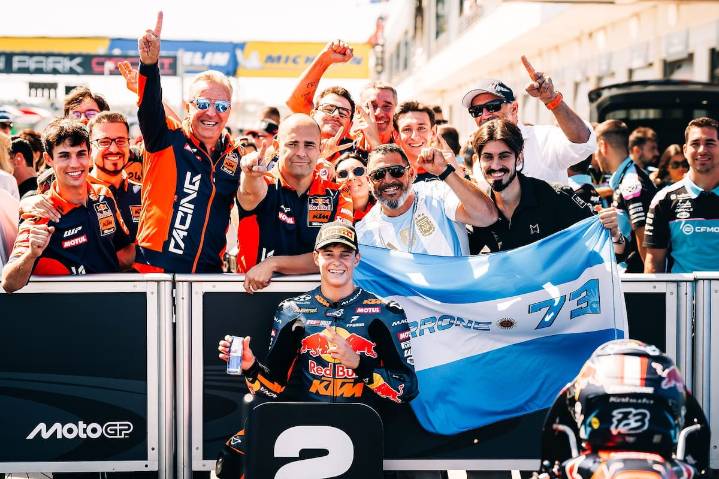 “Íbamos con lo que podíamos”. De viajar en furgoneta a los circuitos, a correr a 250 km/h bajo bandera argentina y soñar con MotoGP
