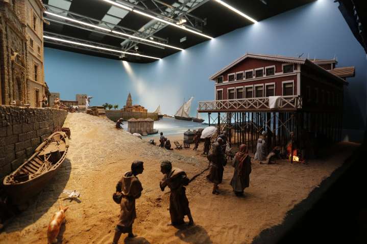 Las Carolinas, la playa y una mítica ballena en el belén del Antiguo Instituto