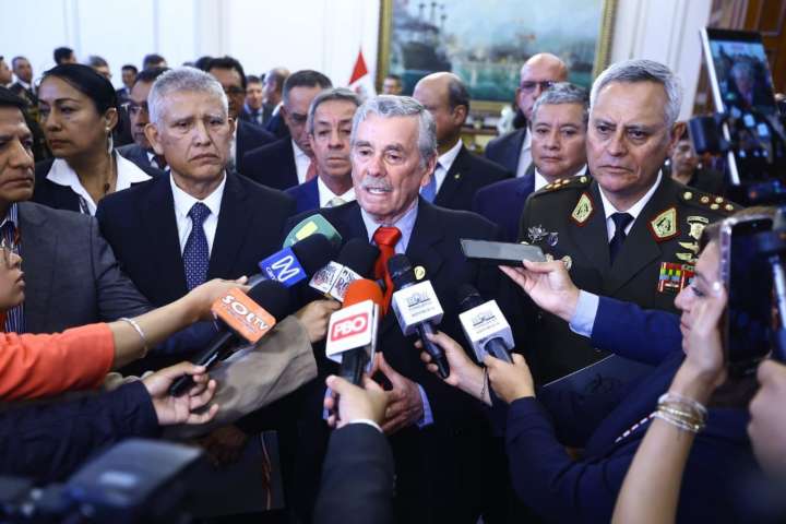 Fernando Rospigliosi pide acabar la persecución política contra policías y militares