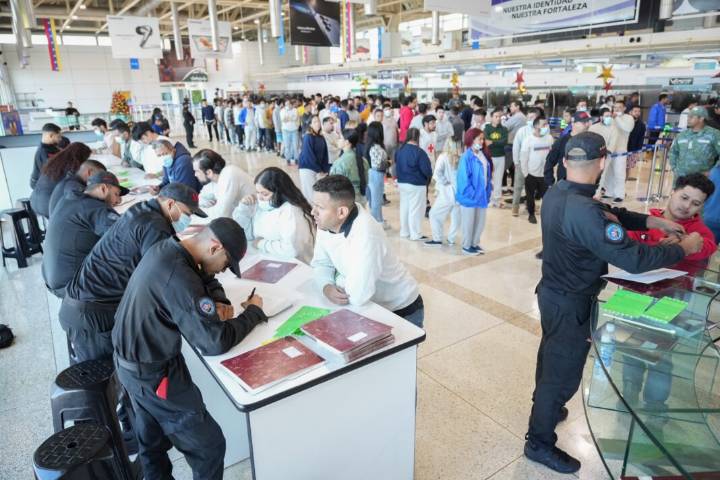 Retornan 172 venezolanos repatriados desde EEUU en el vuelo 97