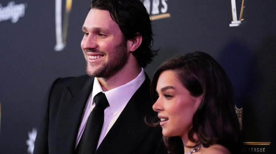 Josh Allen, Hailee Steinfeld announce pregnancy