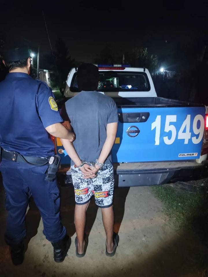 Venía caminando con dos ruedas de moto, lo paró la Policía, alegó que las llevaba a la gomería pero estaban infladas, terminó preso.