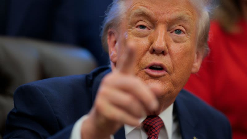 Trump dice que apoyaría la publicación del video del segundo ataque a un supuesto barco de drogas