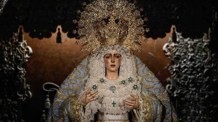 La Macarena regresa a su basílica: largas colas para ver el antes y el después de la virgen tras la polémica restauración