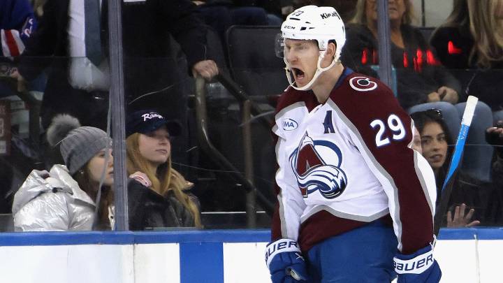 NHL On Tap: MacKinnon in spotlight with Avalanche at Flyers