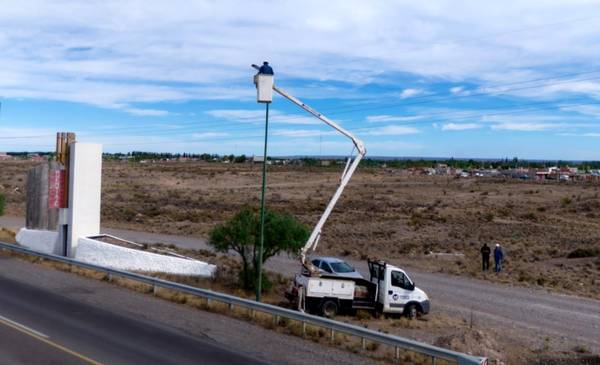 Comenzó el recambio de luminarias LED en los accesos a la ciudad de Rawson