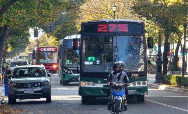 Retención de tareas en tres líneas de micro de La Plata por falta de pago: usuarios varados y paradas llenas