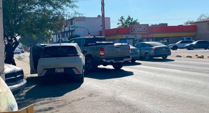 Choque entre dos vehículos provoca congestionamiento vial al norte de Hermosillo