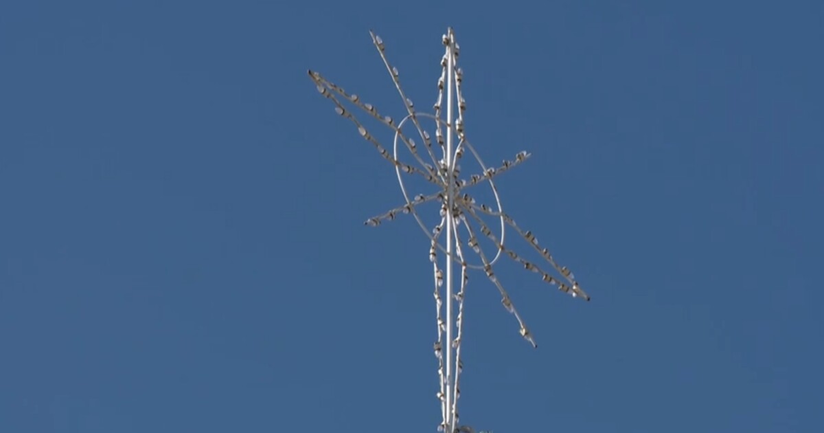 Downtown Christmas tree gets 6-foot star topper ahead of Saturday lighting celebration