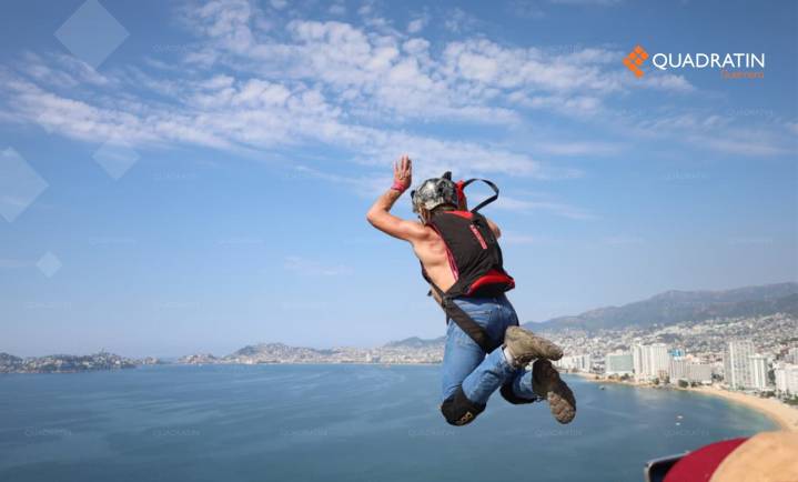 Saltos extremos llenan de adrenalina la bahía de Acapulco