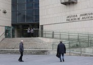 Nueve jóvenes investigados por desórdenes públicos y daños en una concentración en defensa del euskera ante los juzgados de Donostia