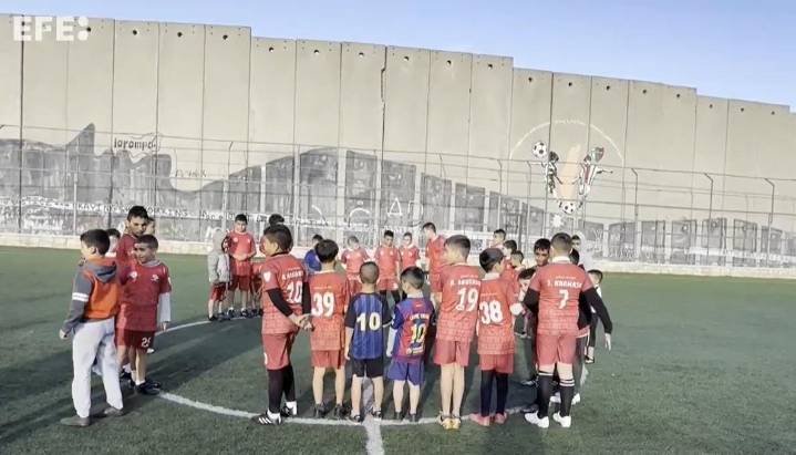 Israel contempla demoler campo de fútbol en campamento de refugiados palestinos