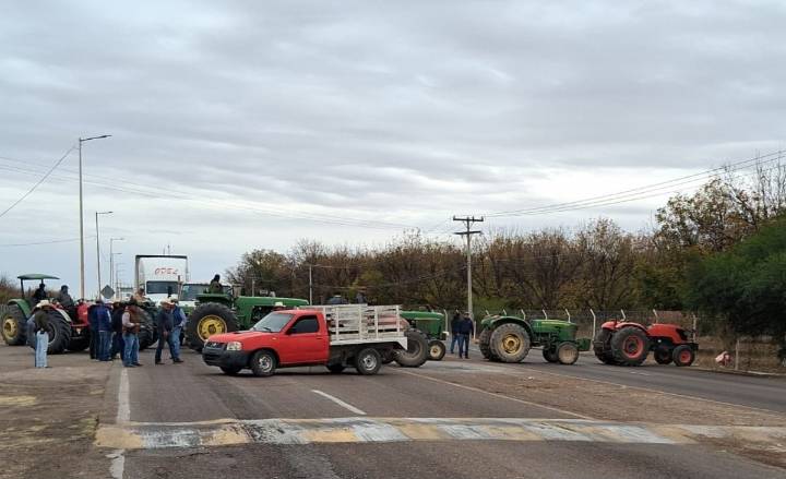 Persisten bloqueos viales en Chihuahua durante la tarde de este jueves