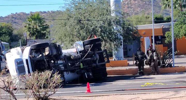 Volcadura de pipa de gas provoca caos vial al oriente de Hermosillo