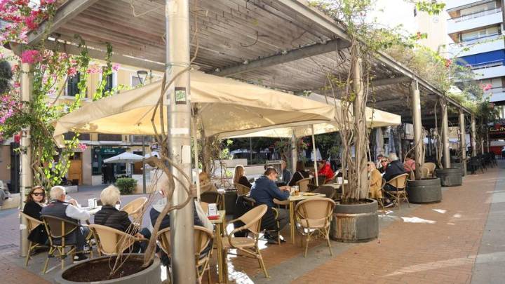 Los hosteleros de Alicante "respiran" con el nuevo horario de las terrazas y los vecinos piden control y limpieza