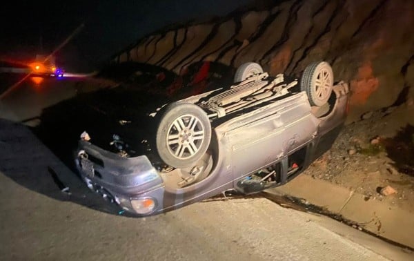 Abandonan Explorer tras volcadura; había cerveza en el interior