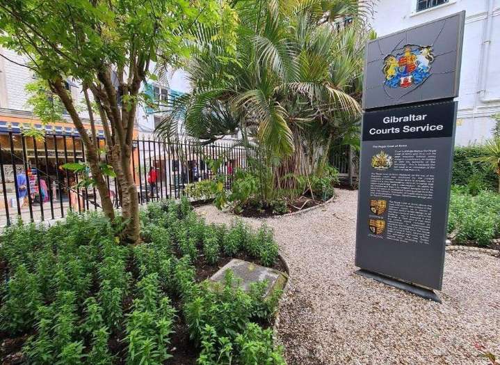 Acusan a un vecino de Gibraltar de varios delitos de pornografía infantil