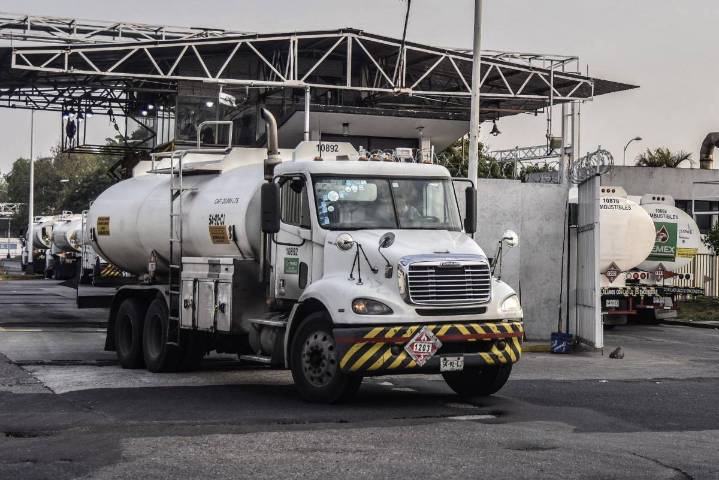 Hijos del líder sindical de Pemex vendieron diésel a Sedena y al IMSS por más de mil 600 mdp