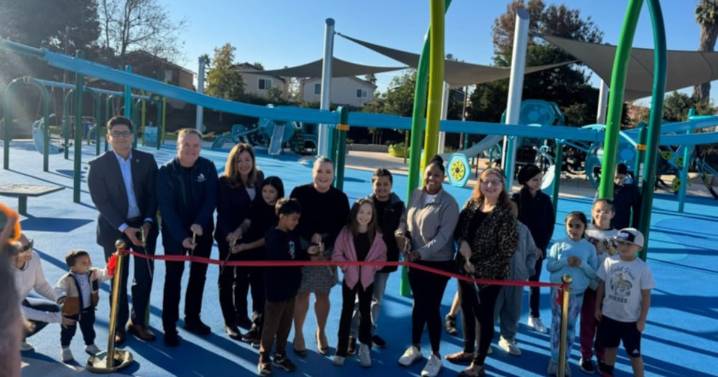 Remodelan parque de San Ysidro con nuevos juegos para niños