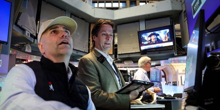 Jornada financiera: la salida al mercado de deuda fue recibida con suba de bonos y acciones y baja del dólar