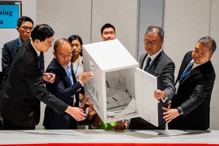 Hong Kong registra baja participación en elecciones legislativas marcadas por incendio en complejo de edificios