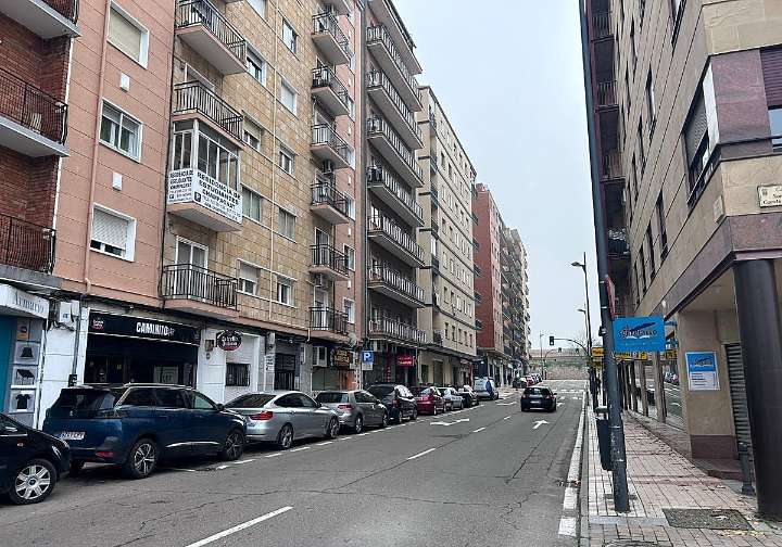 Una persona rescatada y evacuada al Hospital en un incendio en plena noche de Salamanca