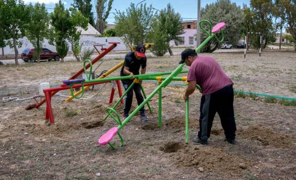 Nuevos juegos infantiles en la plaza Conrado Villegas del Área 12 en Rawson